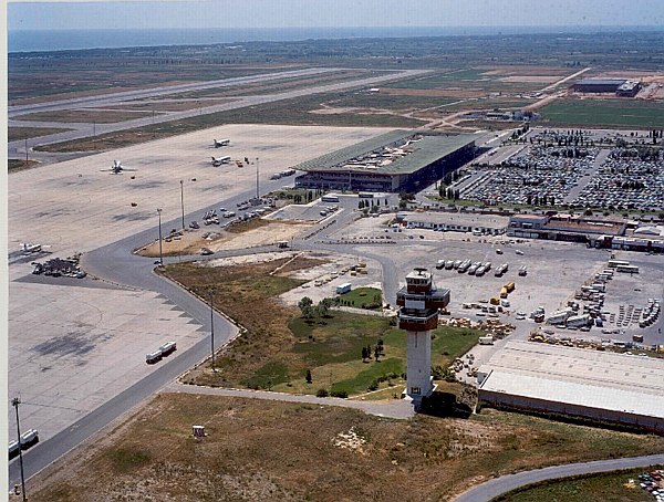 Imagen aérea del aeropuerto con una única terminal y la primera torre de control